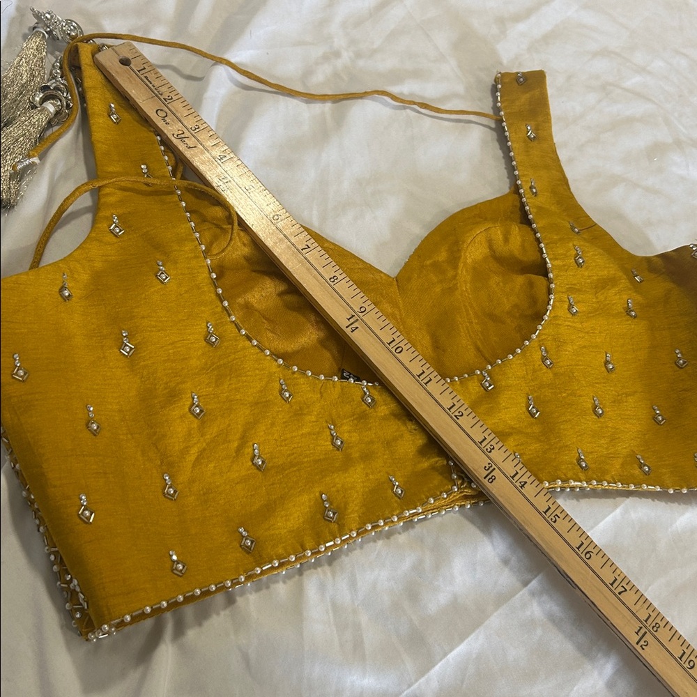 Lehenga charnyia choli yellow indian wedding wear gold. Net Duppatta
Pearls S. L - Picture 15 of 17